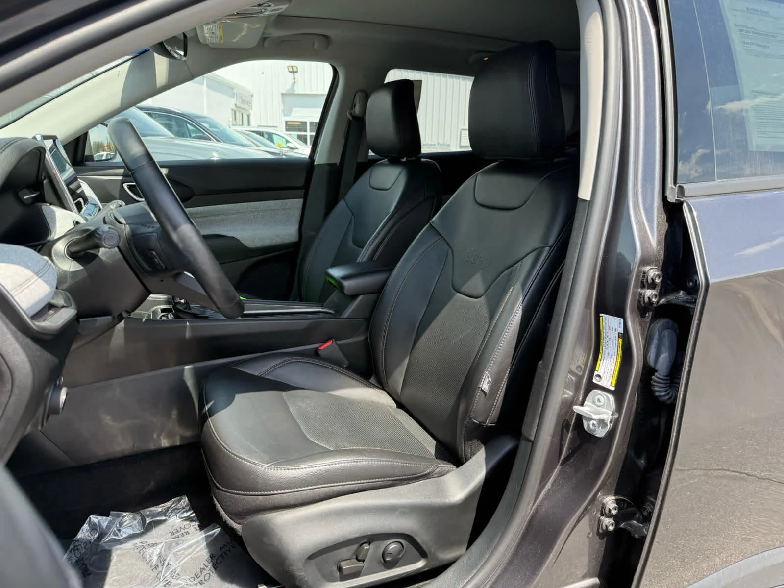 Used 2022 Granite Crystal Metallic Clearcoat Jeep Latitude Lux image 18