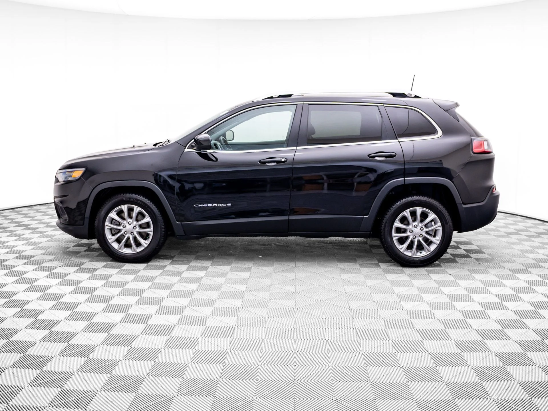 Used 2019 Jeep Cherokee Latitude with VIN 1C4PJLCB3KD241895 for sale in Barrington, IL
