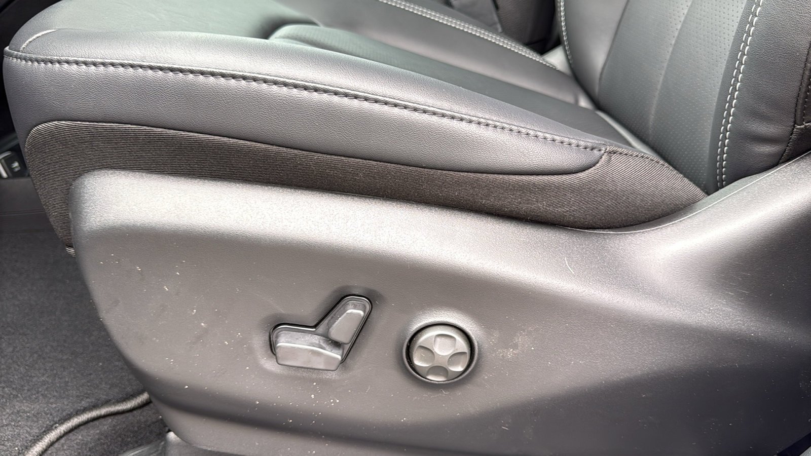 New 2026 Silver Mist Clear-Coat Exterior Paint Chrysler LX image 11