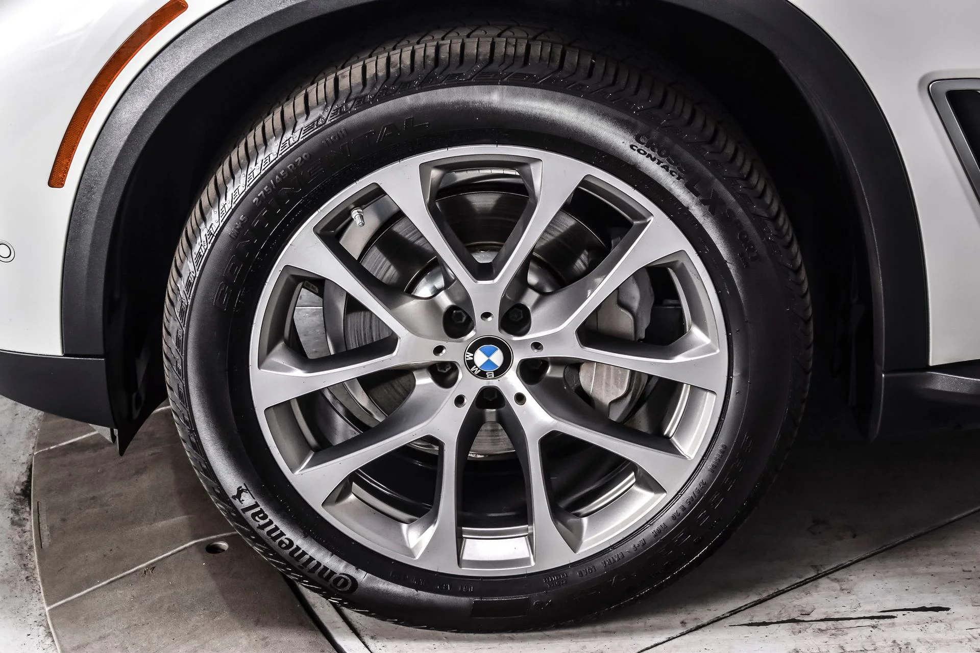 Used 2022 White Metallic BMW xDrive40i image 9