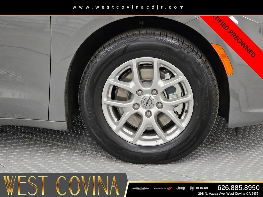 Used 2025 White Chrysler Select image 9