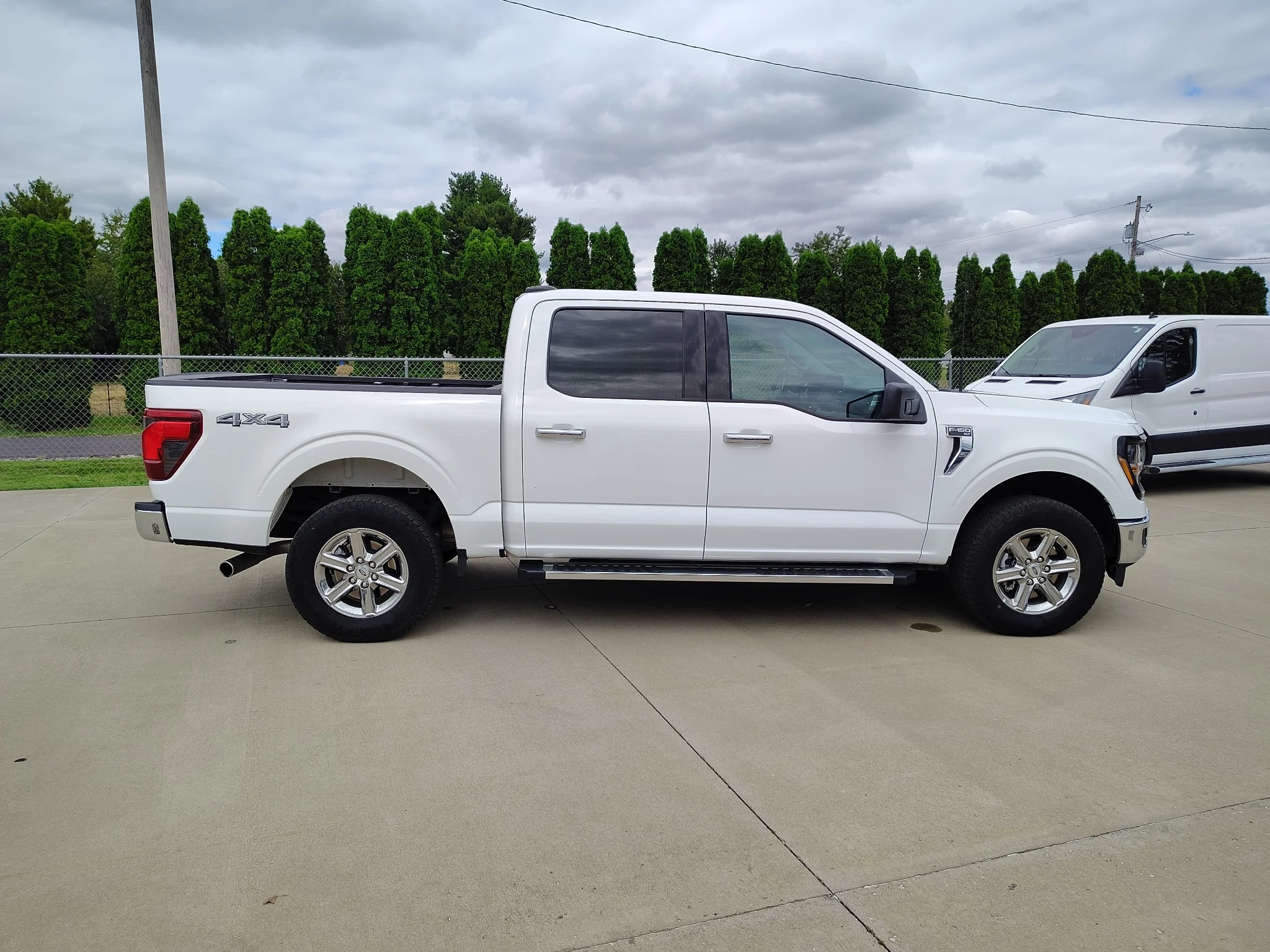 Used 2025 Oxford White Ford XLT image 3