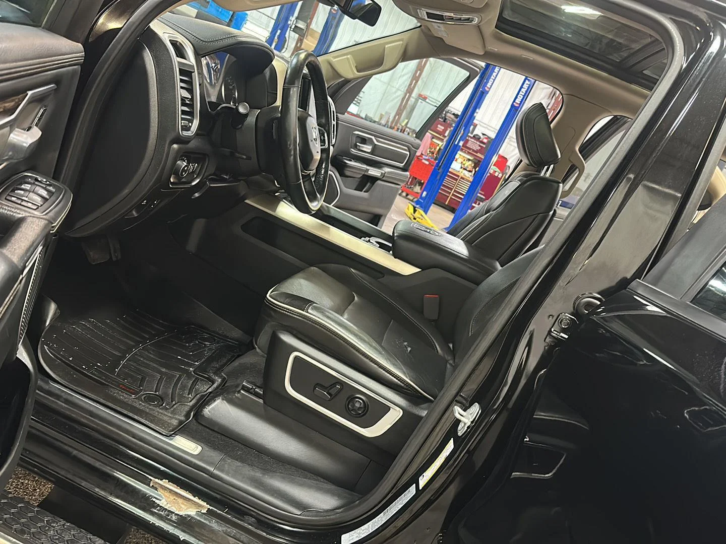 Used 2019 Diamond Black Crystal Pearlcoat Ram Laramie image 17