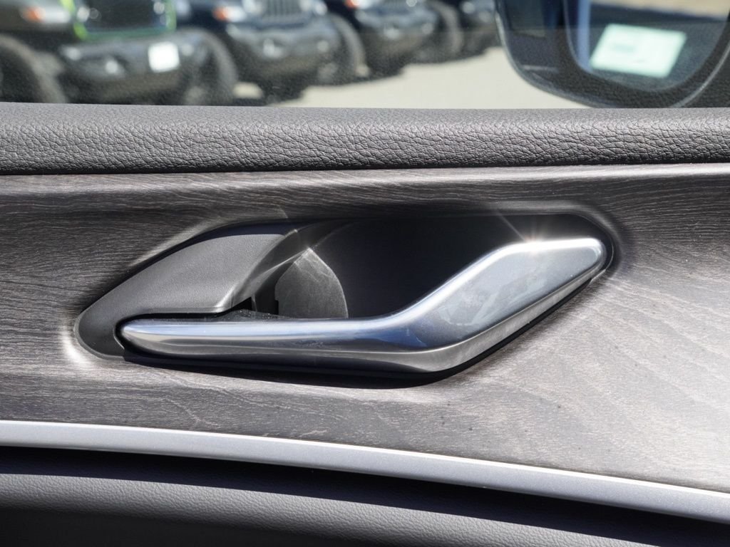 New 2026 Diamond Black Crystal Pearl-Coat Exterior Paint Jeep Laredo Altitude image 10