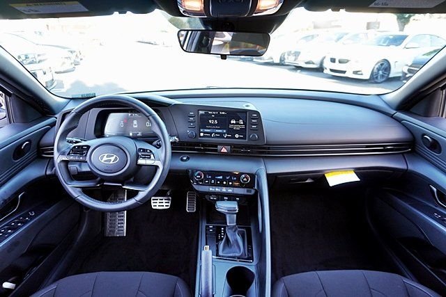 Used 2025 White Hyundai SEL Sport image 16