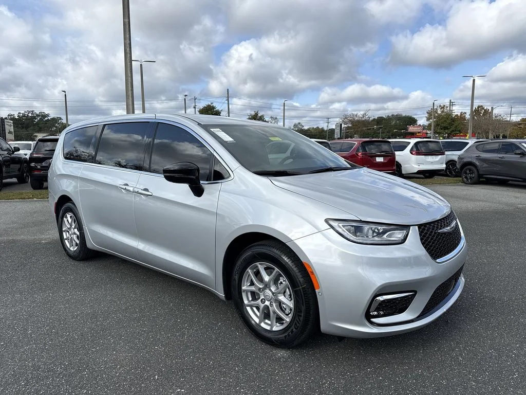 2026 Chrysler Pacifica Select's photo