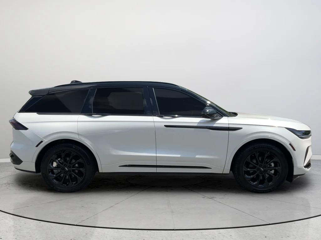 Used 2025 White Lincoln Reserve image 6