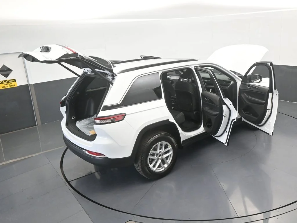 New 2026 Bright White Clear-Coat Exterior Paint Jeep Laredo X image 65