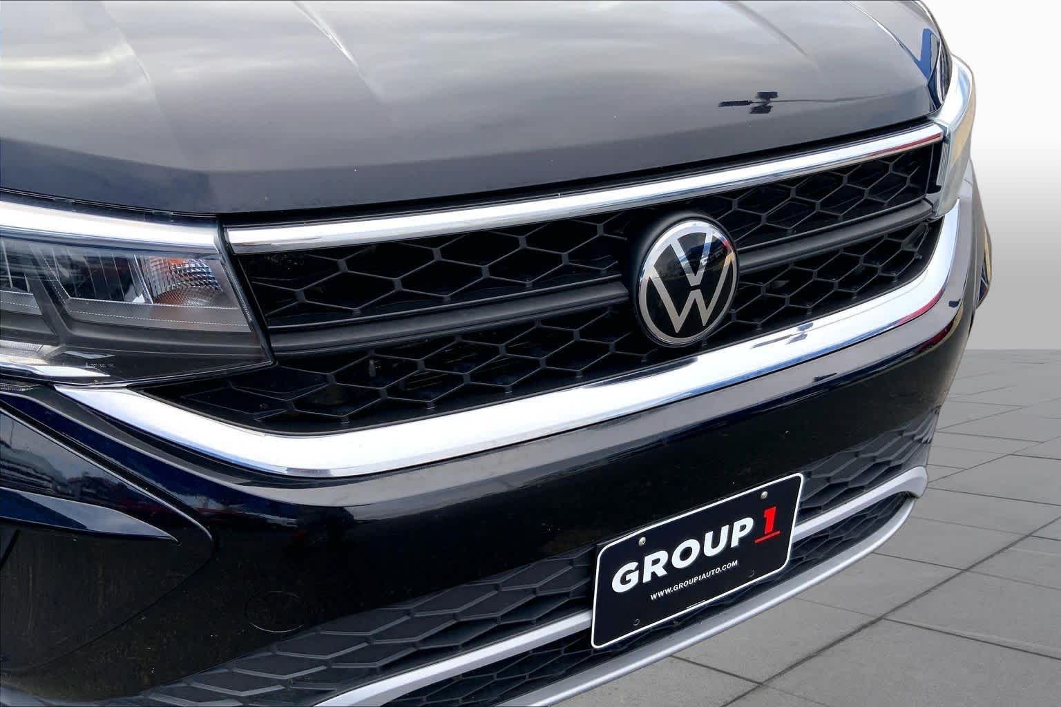 Used 2022 Deep Black Pearl Volkswagen SE image 29