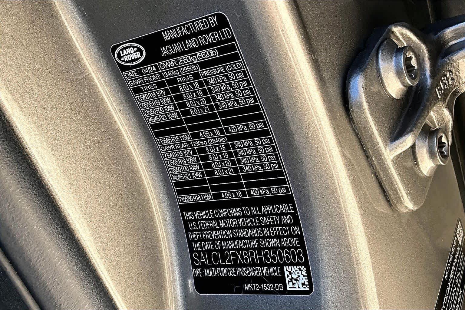 Used 2024 Silicon Silver Land Rover Dynamic SE image 34