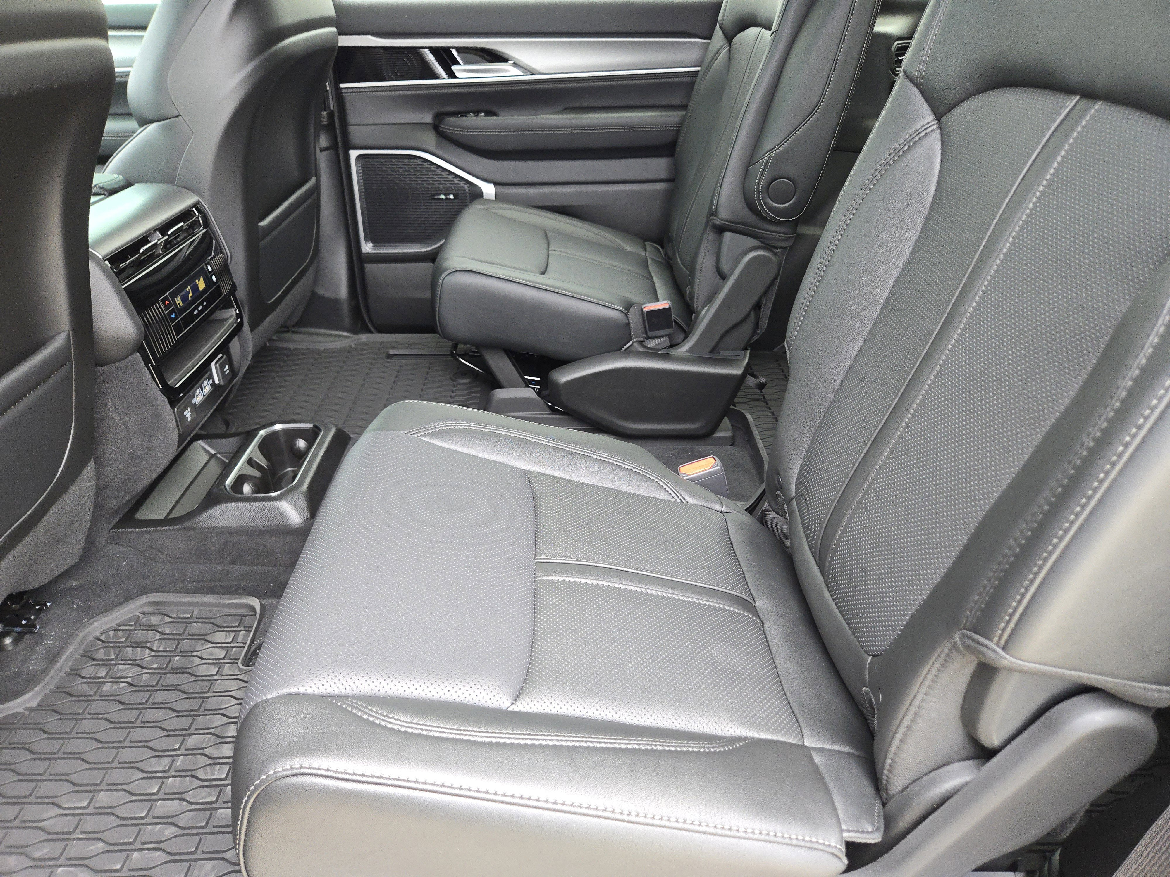 New 2026 Baltic-Gray Metallic Clear-Coat Exterior Paint Jeep Upland image 21