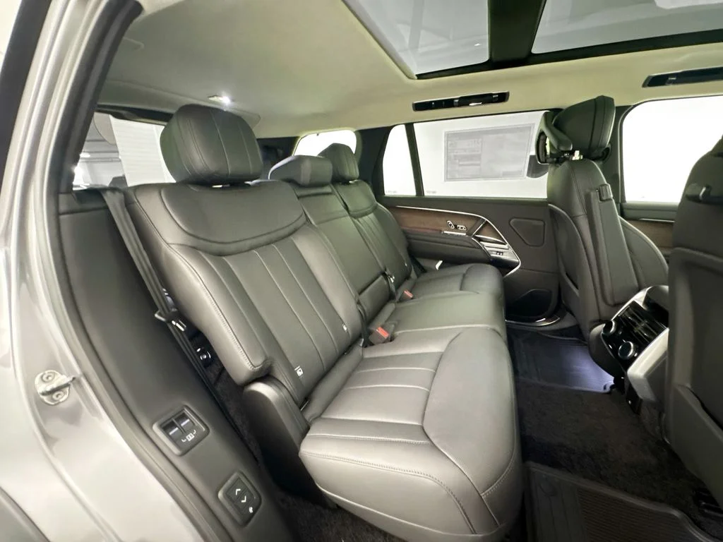 New 2026 Eiger Grey Land Rover SE image 29