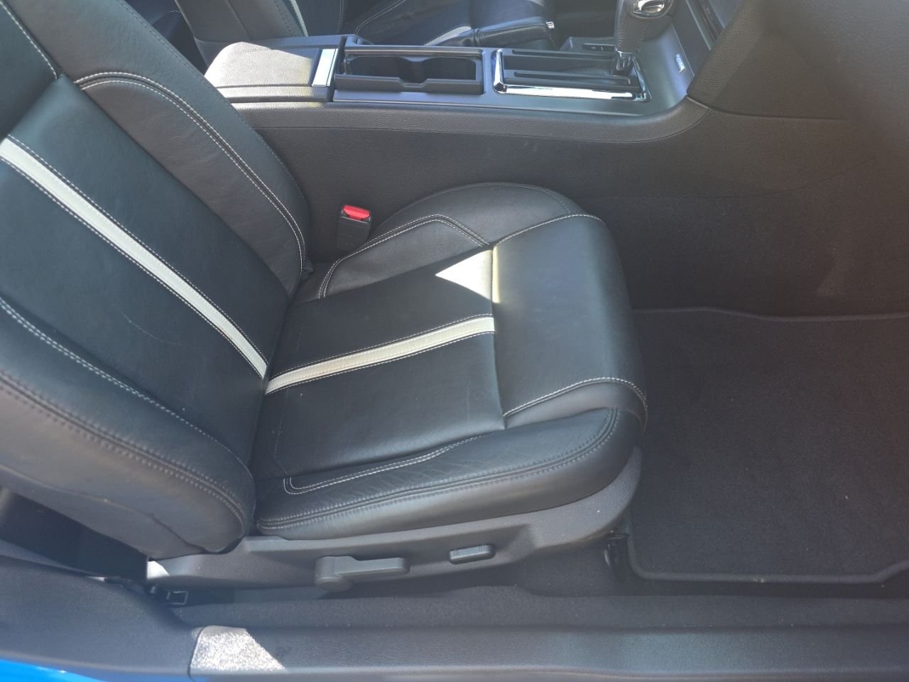 Used 2010  Ford GT Premium image 34