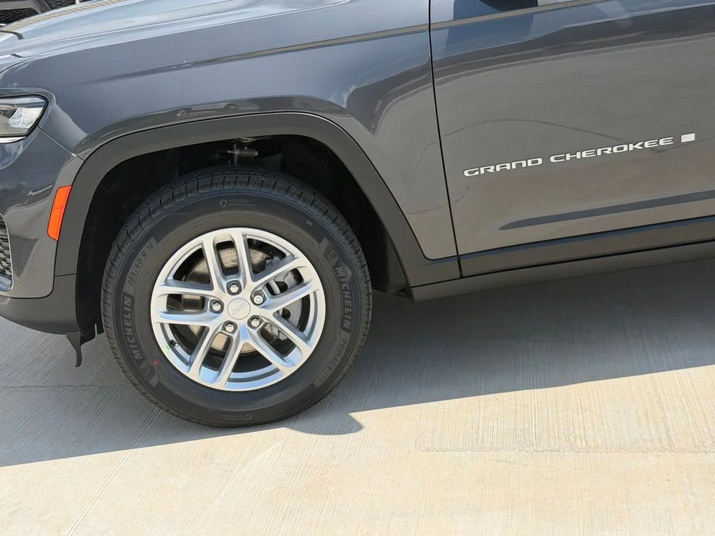 New 2026 Baltic Gray Metallic Clear-Coat Exterior Paint Jeep Altitude image 9