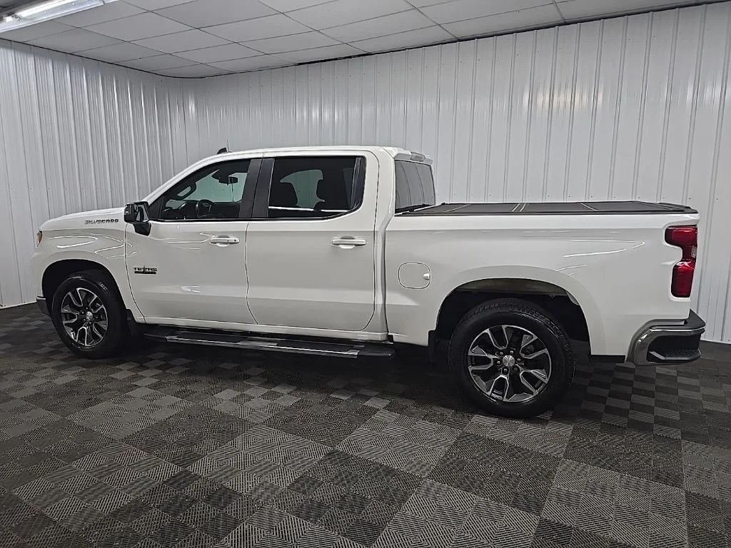 Used 2022 White Chevrolet LT image 4