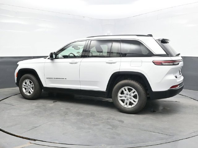 Used 2022 White Jeep Laredo image 4