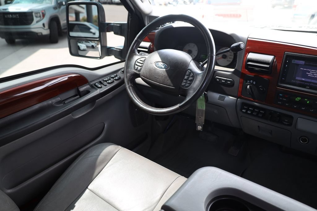 Used 2005 White Ford Lariat image 19