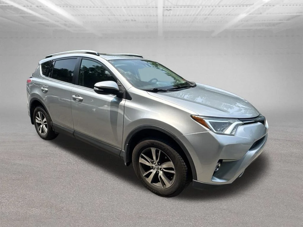 Used 2018 Silver Toyota XLE image 8