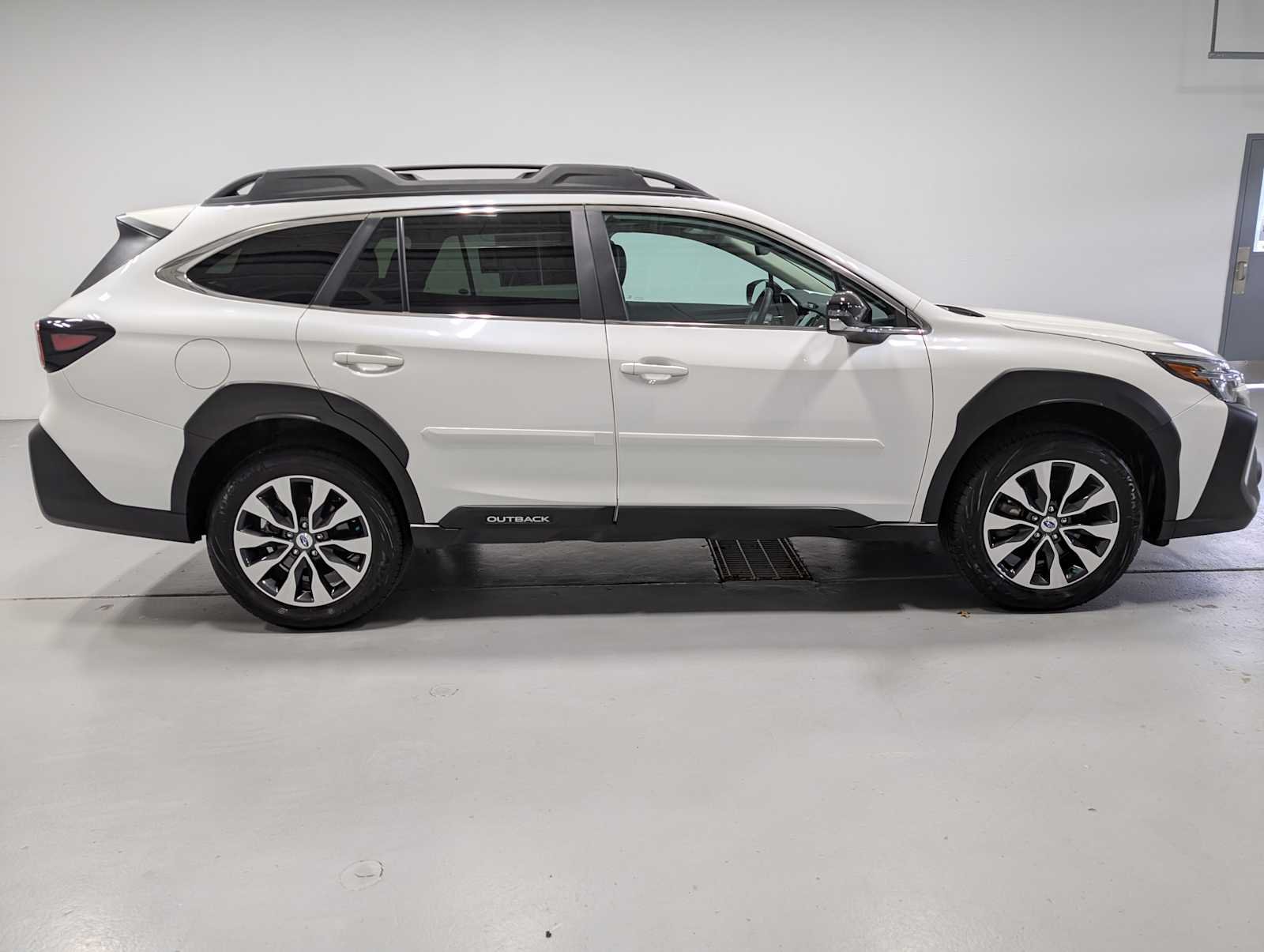 Used 2025 Crystal White Pearl Subaru Limited image 7
