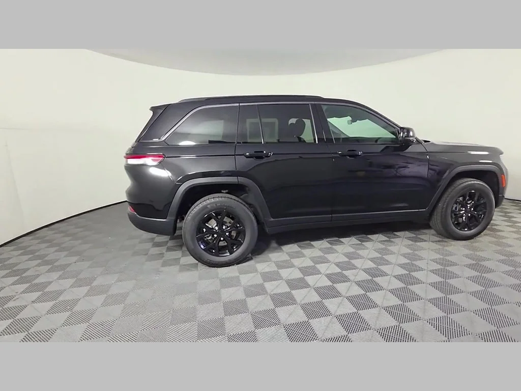 New 2026 Diamond Black Crystal Pearl-Coat Exterior Paint Jeep Laredo Altitude image 24