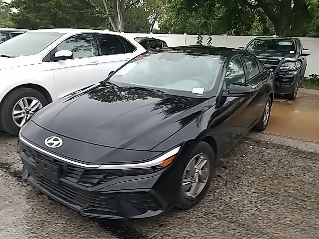 Used 2025 Black Hyundai SE image 13