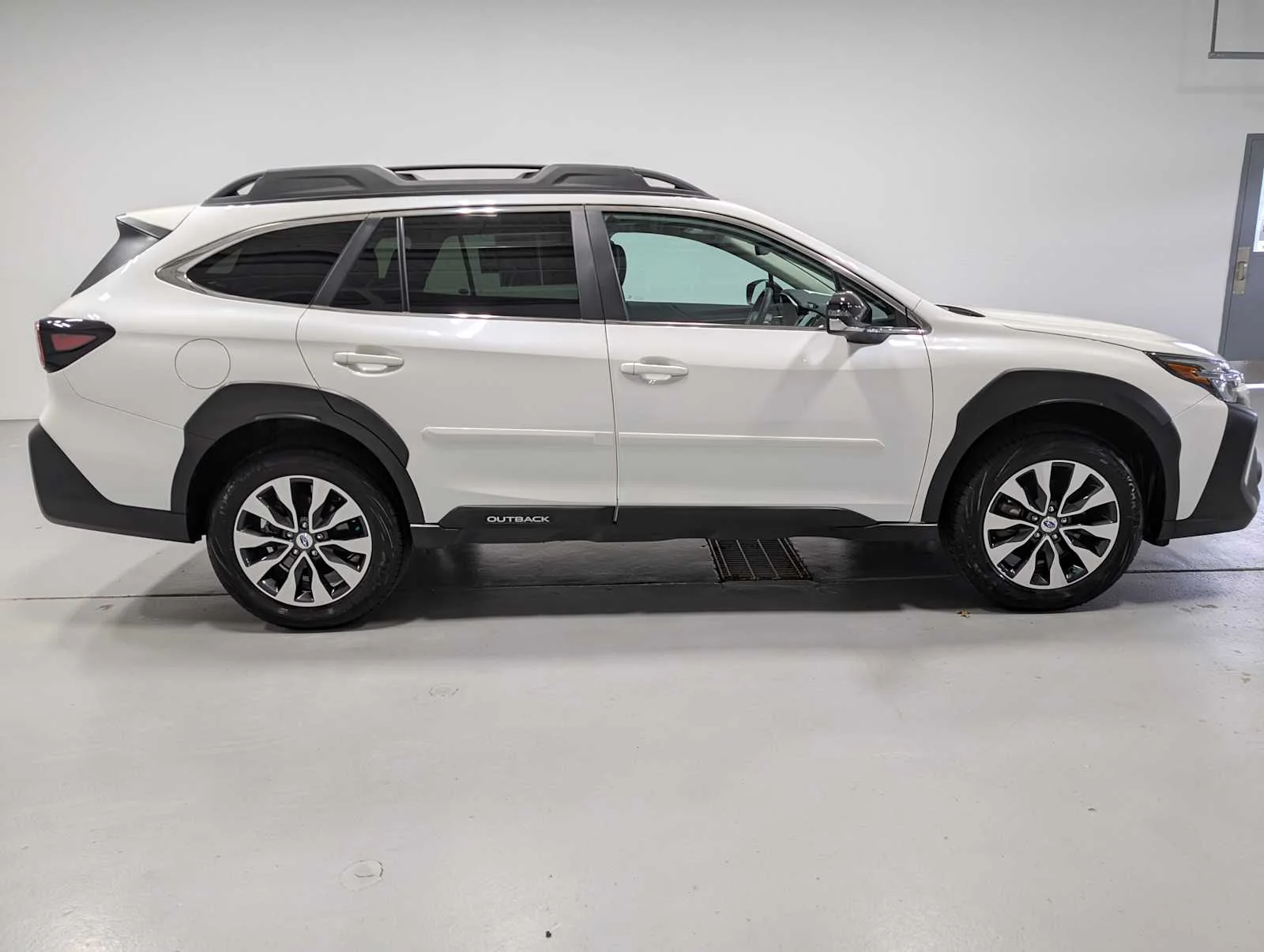 Used 2025 Crystal White Pearl Subaru Limited image 7