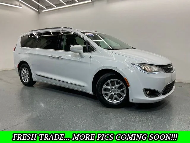 2020 Chrysler Pacifica Touring L's photo