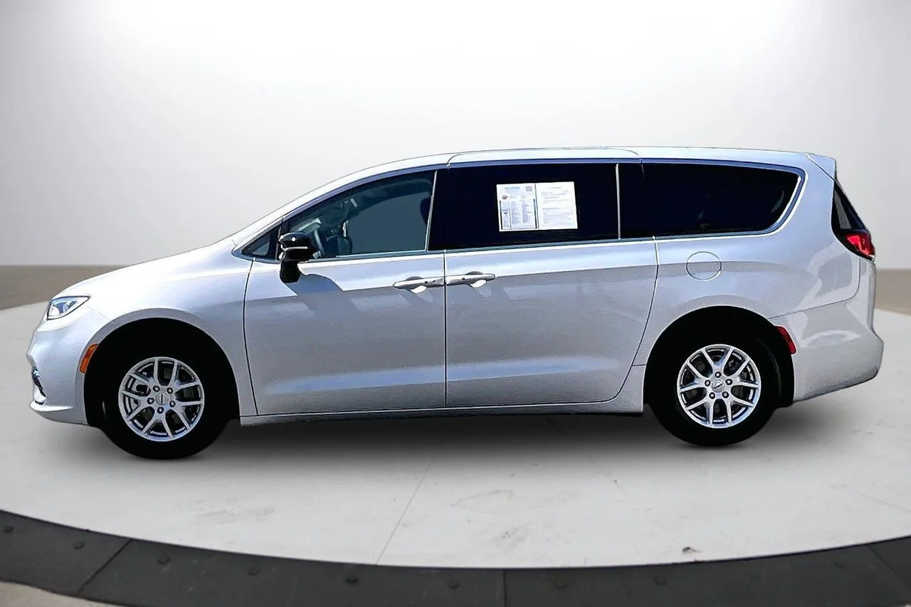 Used 2024 Silver Chrysler Touring L image 5