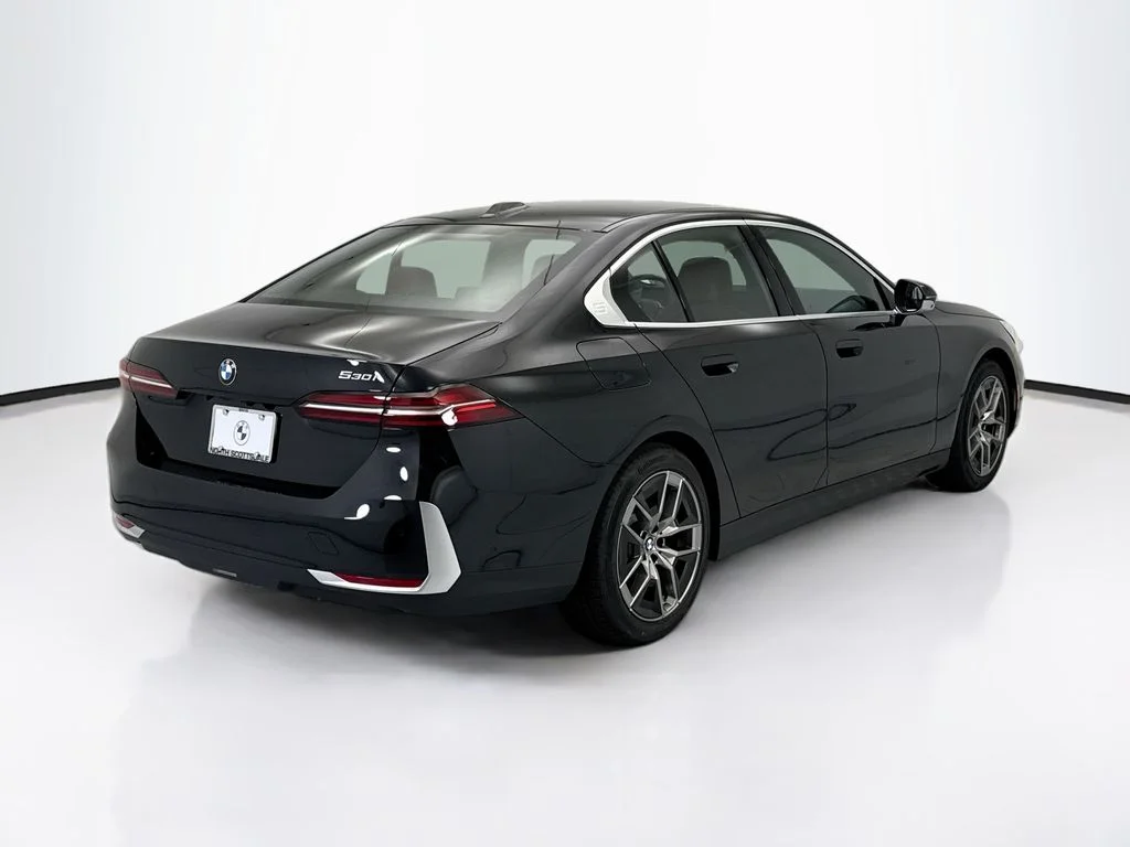 New 2027 Dk. BMW 530i image 5