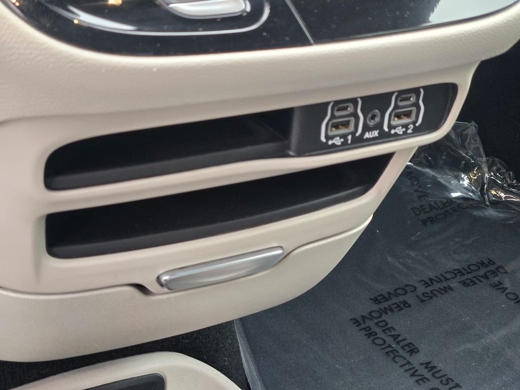 2023 Chrysler Pacifica Touring L - Photo 37