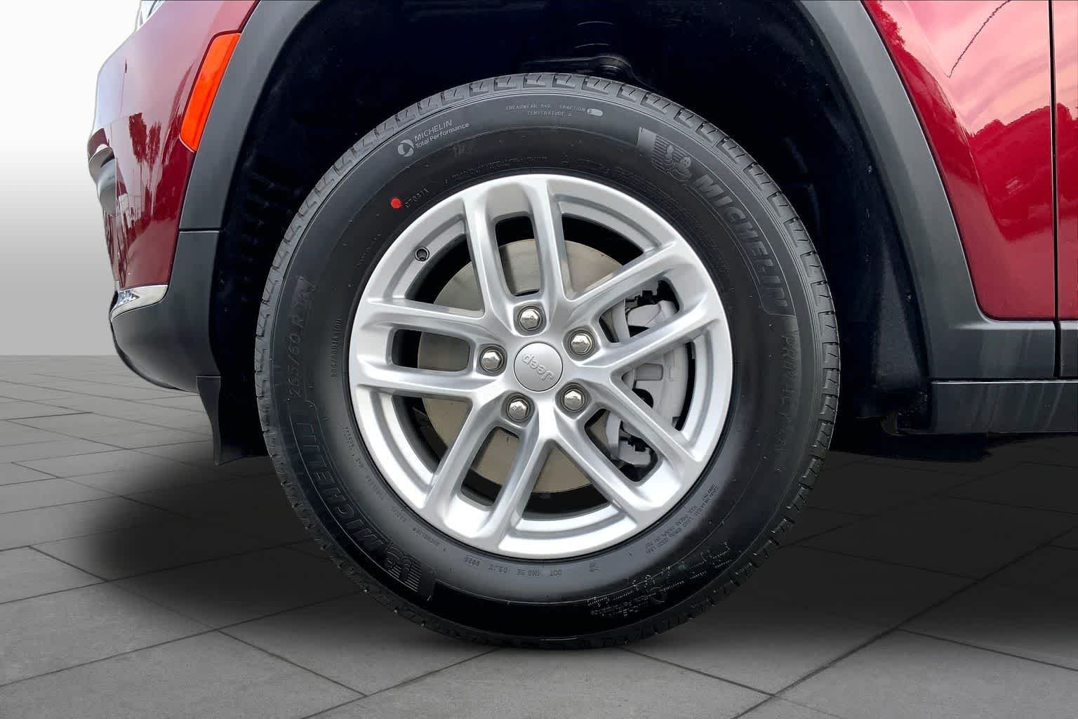 New 2026 Velvet Red Pearl-Coat Exterior Paint Jeep Laredo X image 8