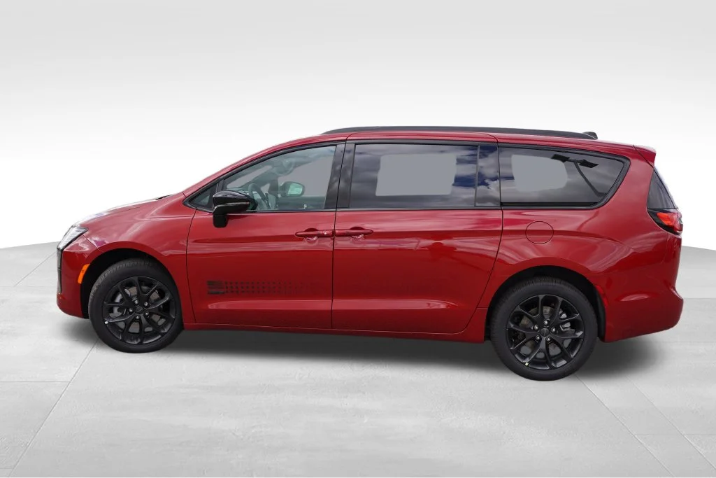 New 2027 Red Hot Pearl-Coat Paint Chrysler Select image 6