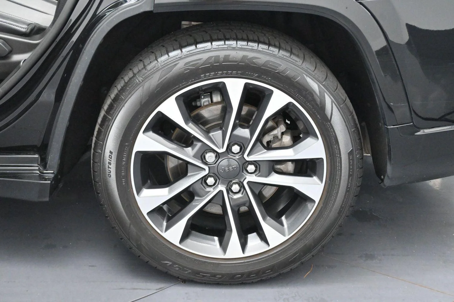 Used 2023 Diamond Black Crystal Pearlcoat Jeep Overland image 42