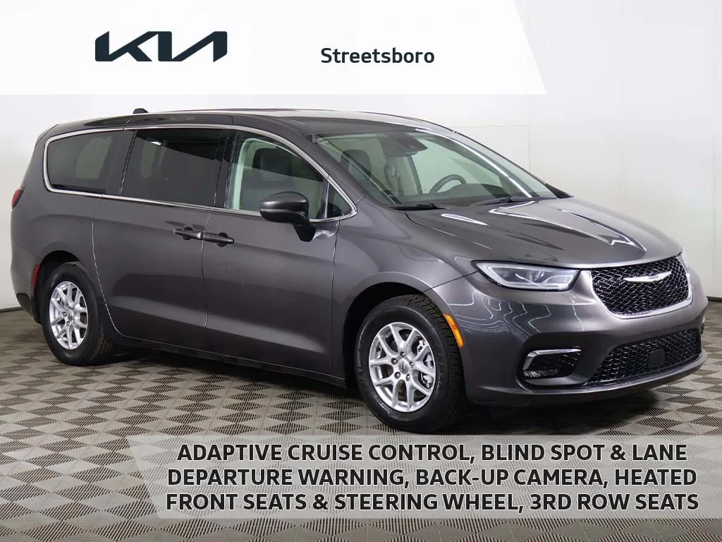 2023 Chrysler Pacifica Touring L's photo