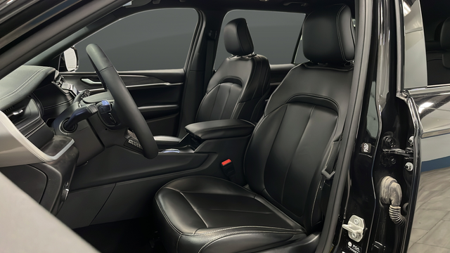 Used 2024 Diamond Black Crystal Pearlcoat Jeep Limited image 9