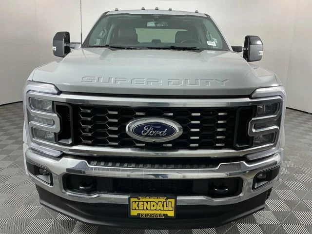 Used 2025  Ford Lariat image 2