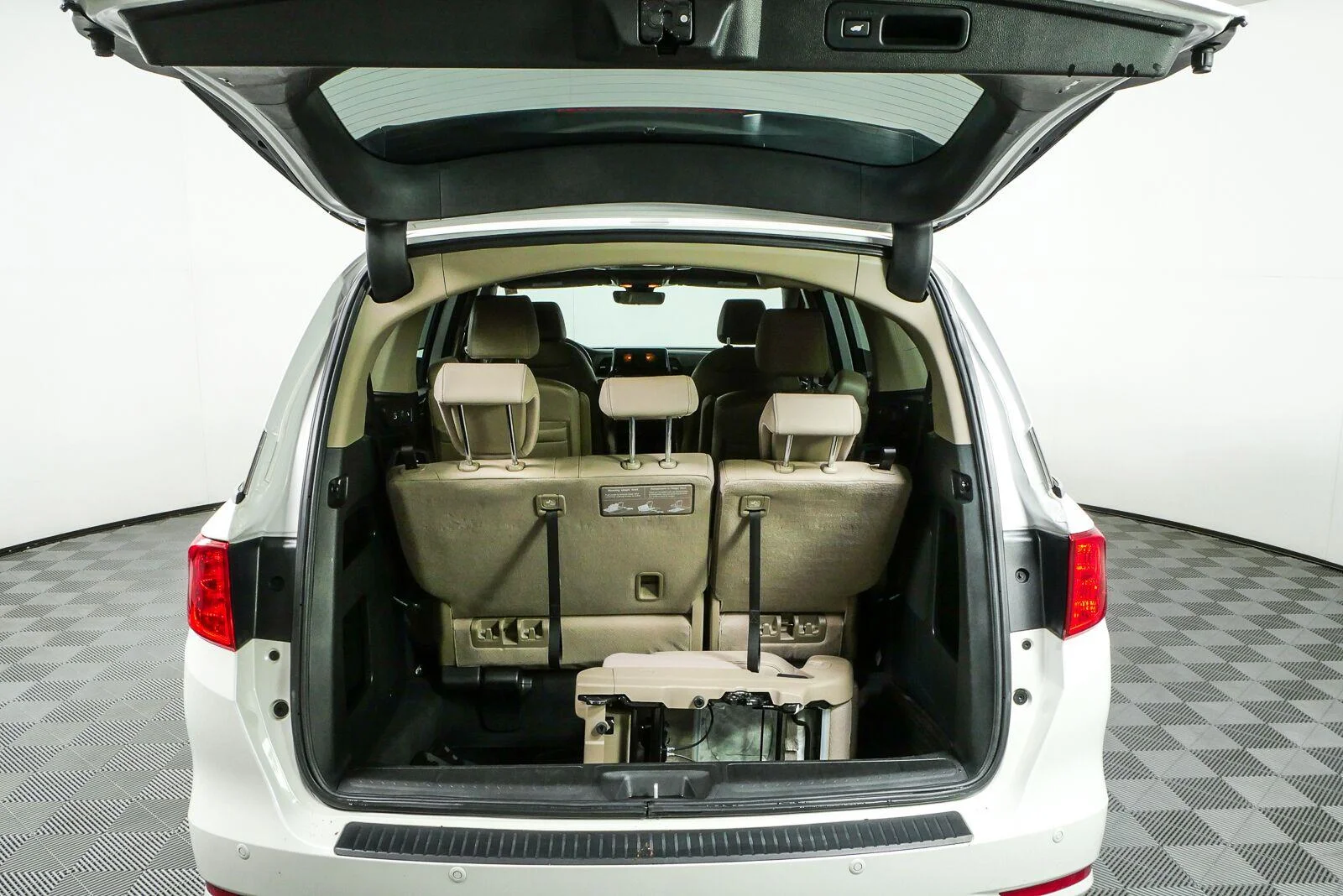 Used 2024 Platinum White Pearl Honda Touring image 31