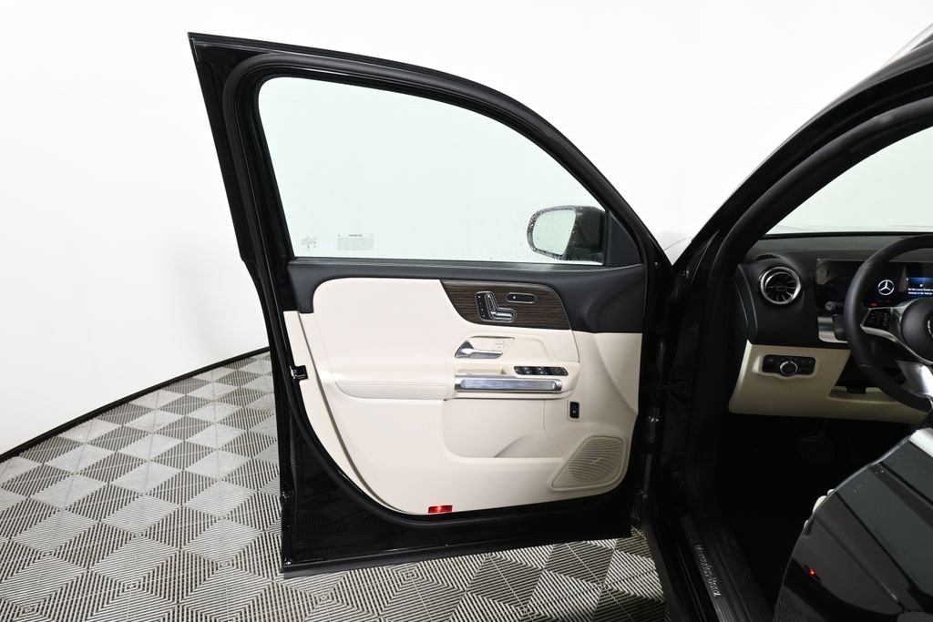 Used 2026 Night Black Mercedes-Benz GLB 250 image 27