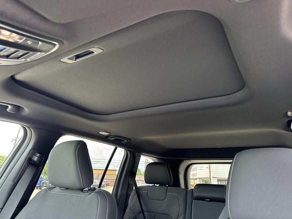 New 2026 Bright White Clear-Coat Exterior Paint Jeep Laredo X image 35