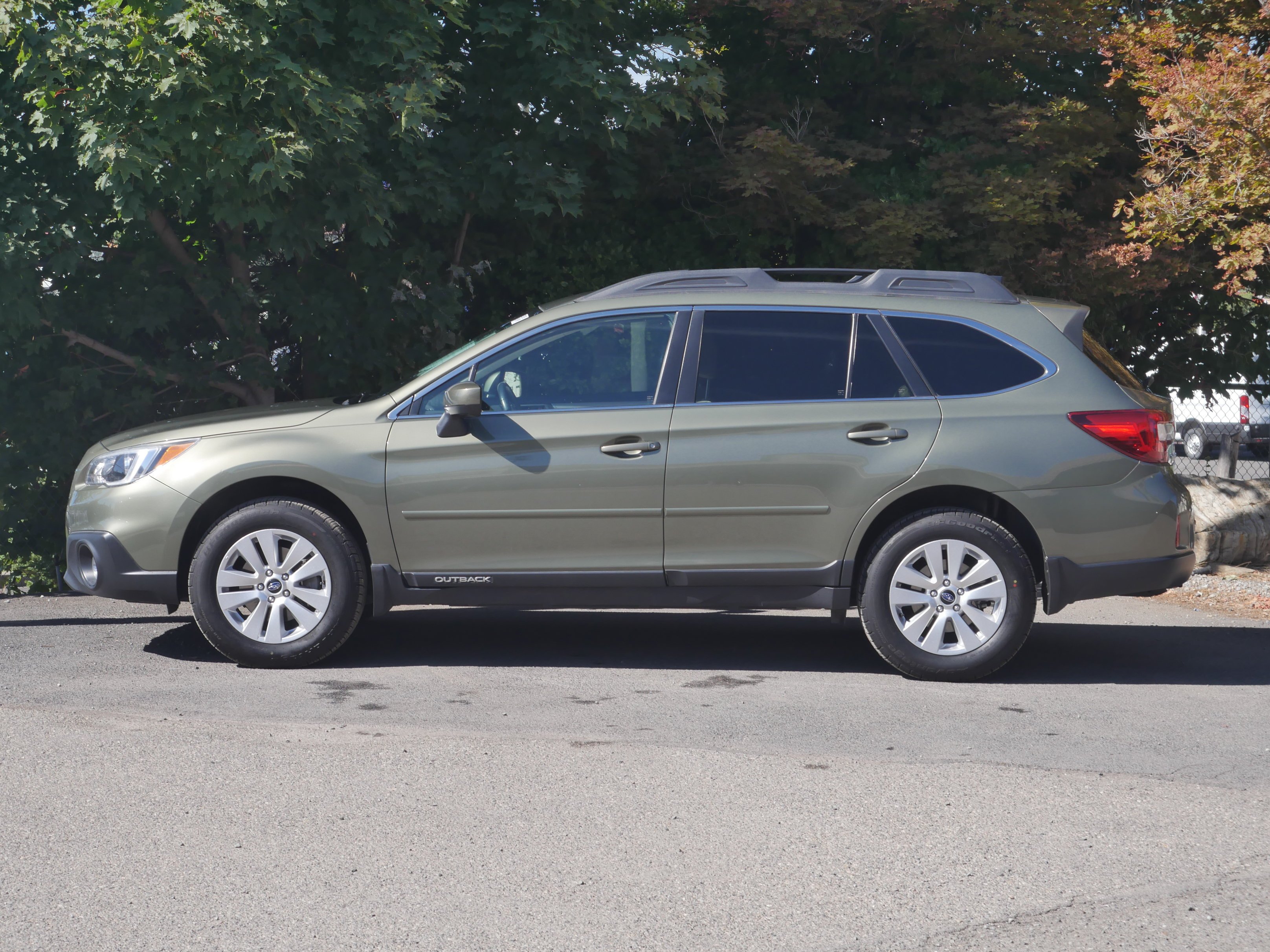 Used 2016 Wilderness Green Metallic Subaru 2.5i Premium image 5