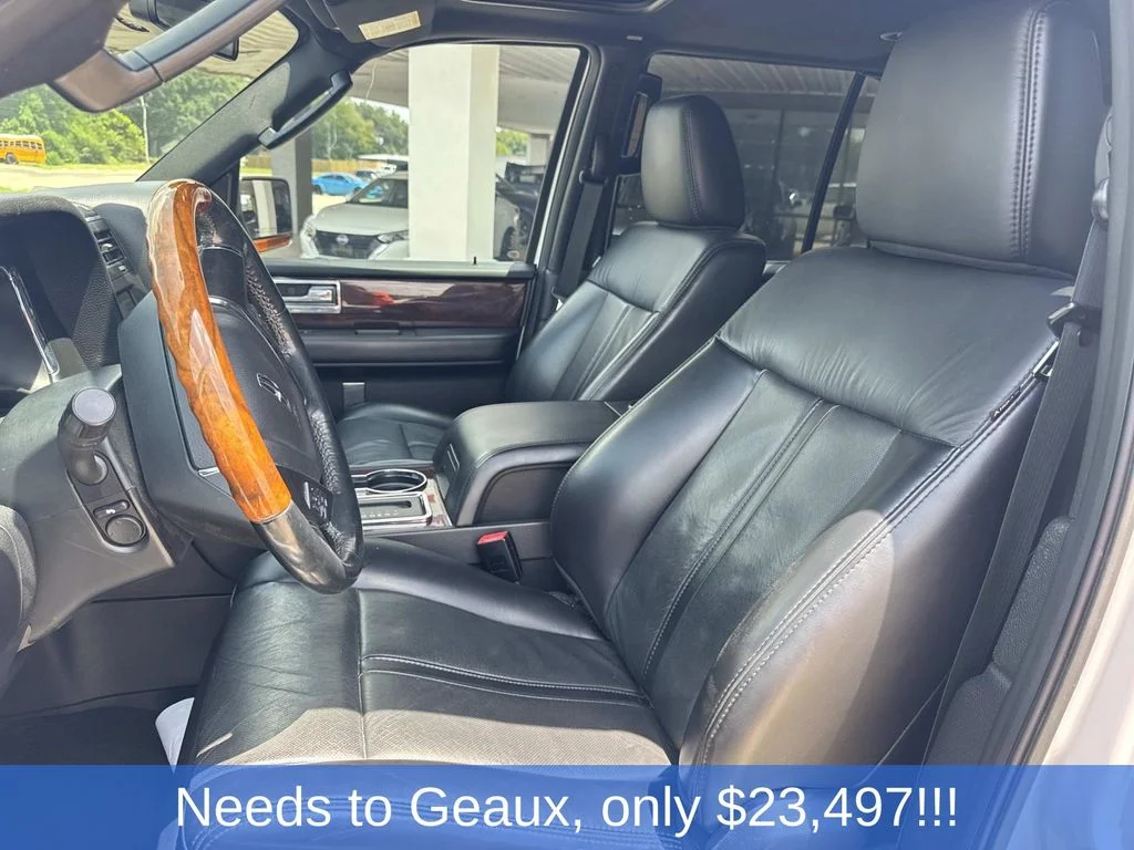 Used 2017 White Lincoln Select image 41