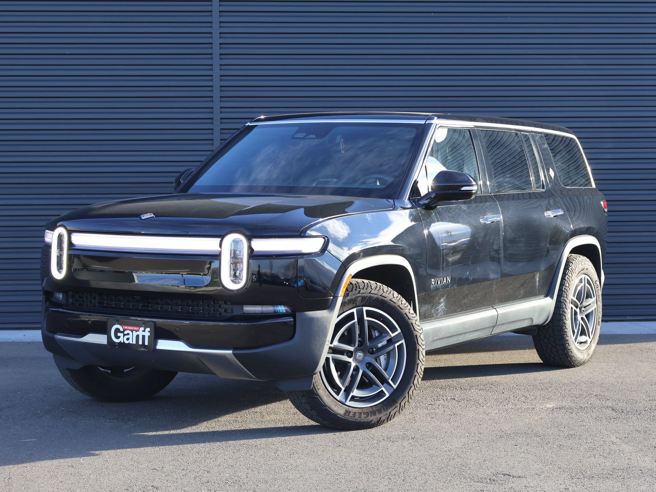 2025 Rivian R1S