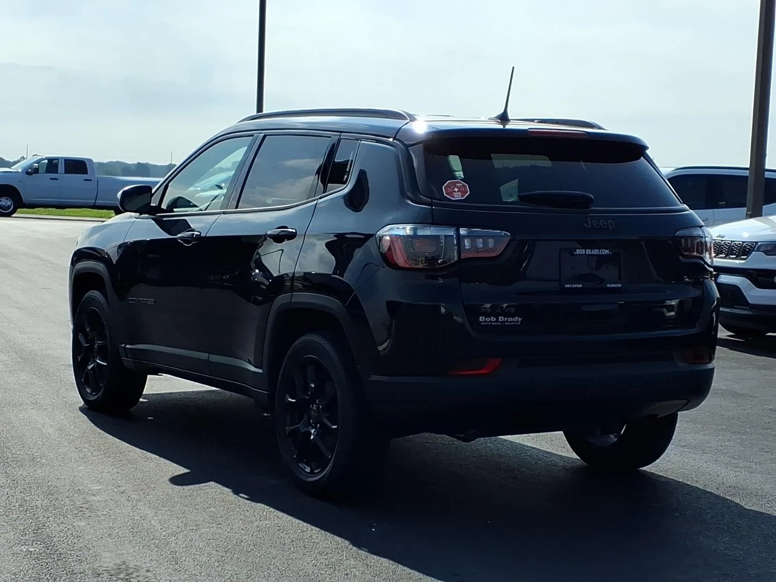 New 2026 Diamond Black Crystal Pearl Coat Jeep Latitude Altitude image 12