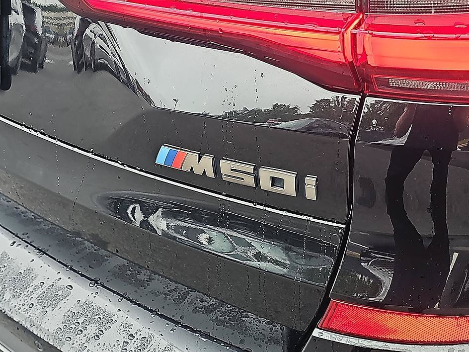 Used 2021 Black Sapphire Metallic BMW M50i image 9