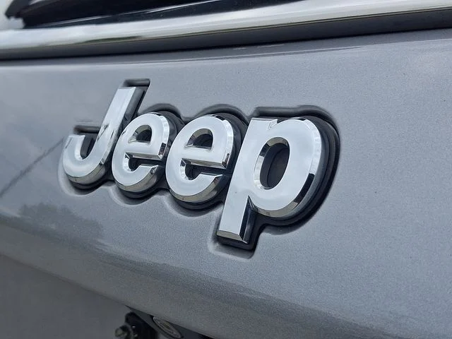 Used 2019 Silver Jeep Sport image 31