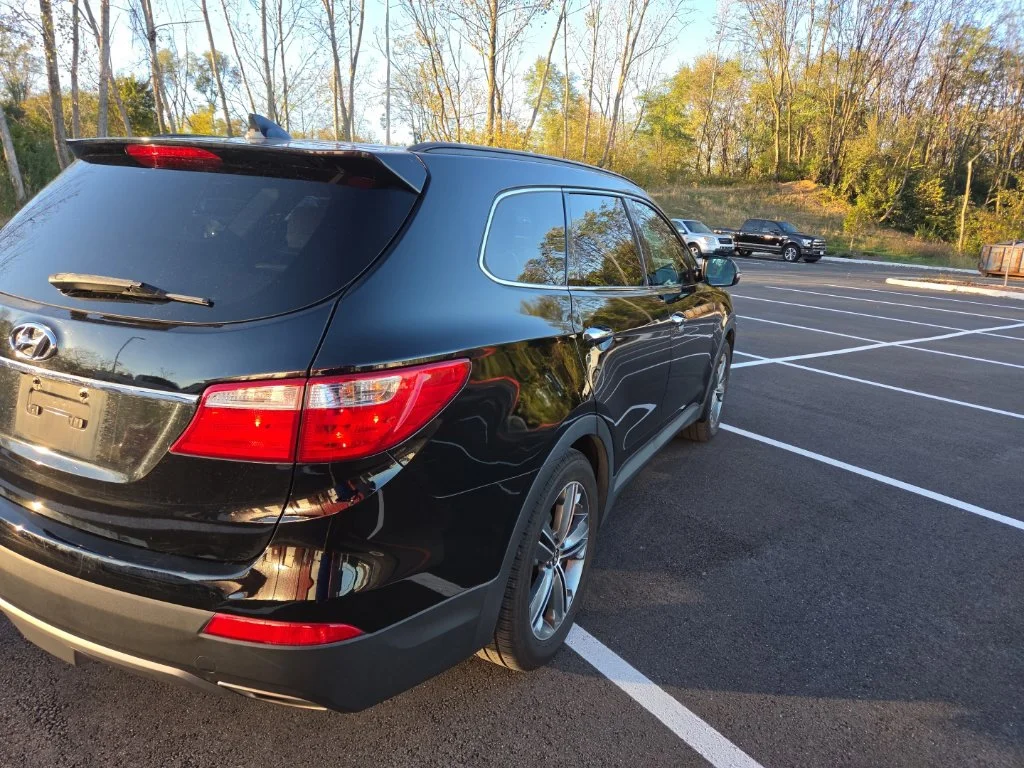 Used 2016 Black Hyundai SE image 4