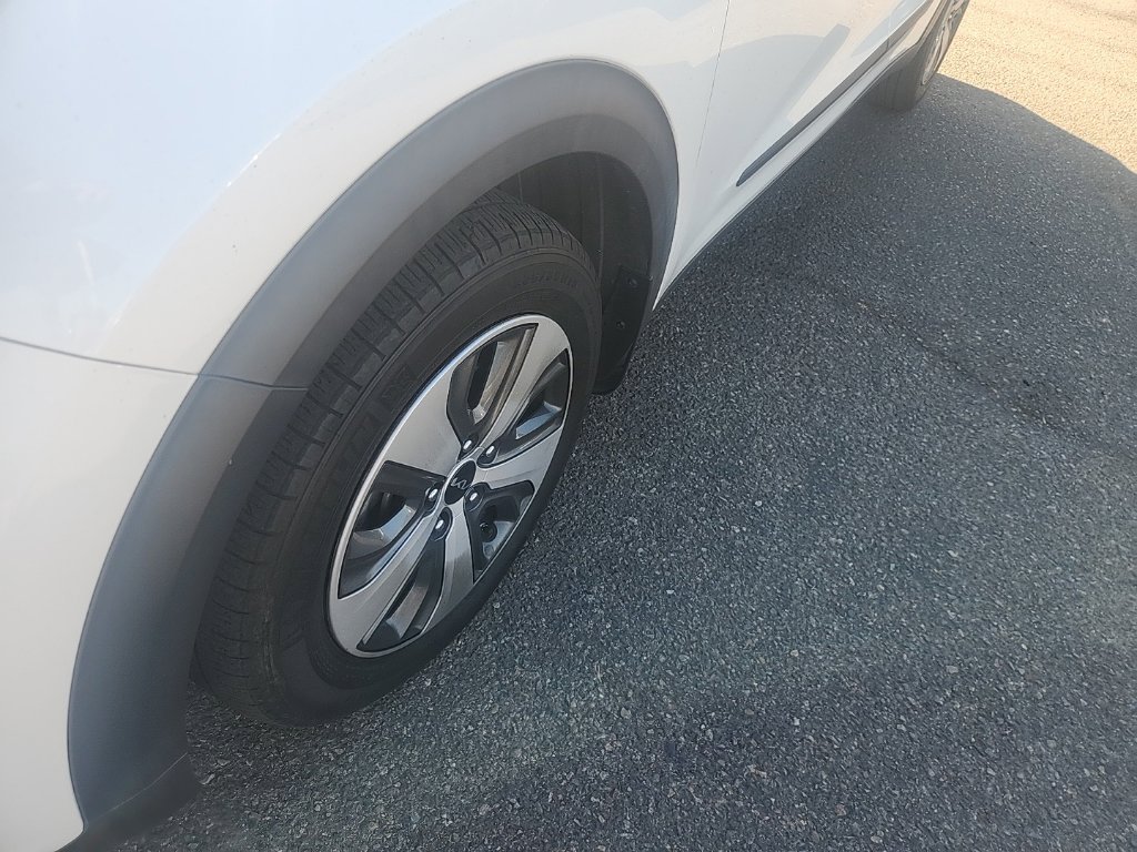 Used 2022 Snow White Pearl Kia LX image 7