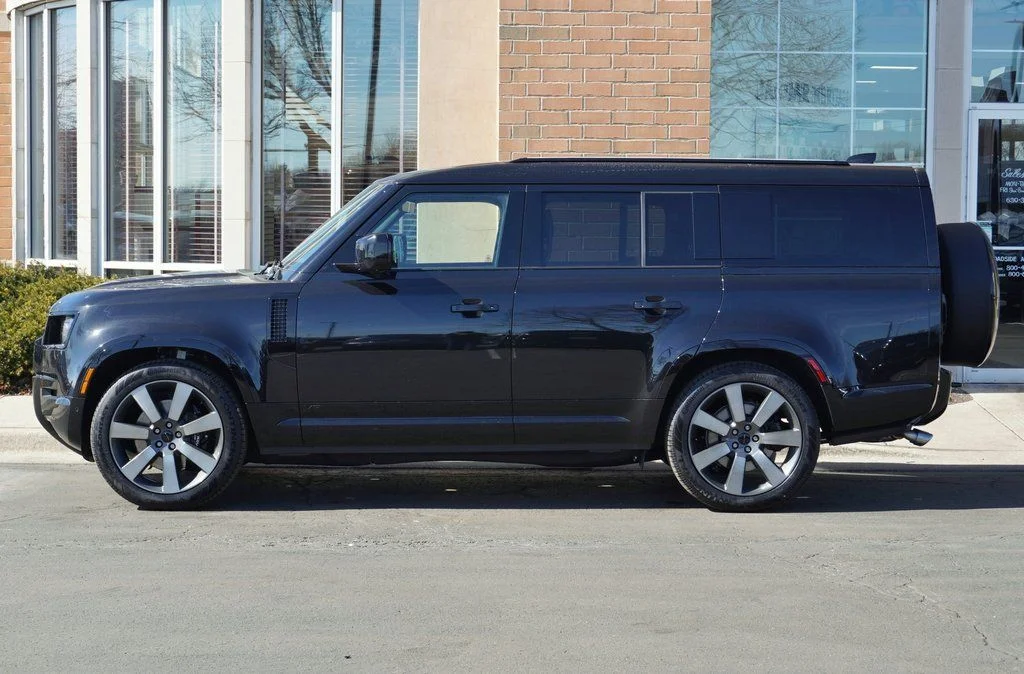 New 2026 Santorini Black Land Rover V8 image 2