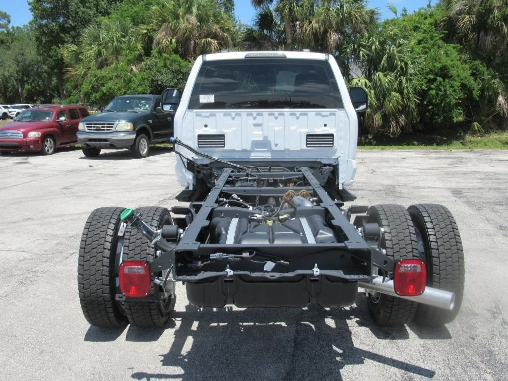 New 2024 Oxford White Ford F-550® XL image 5