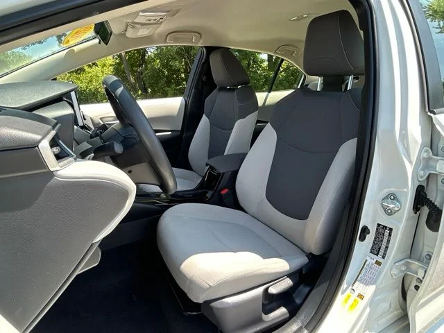 Used 2020 White Toyota LE image 14